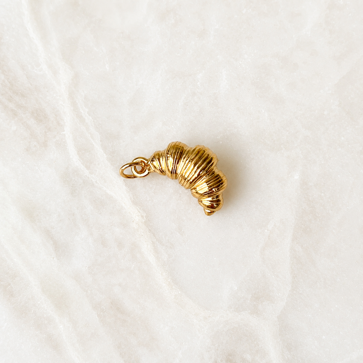 Croissant Charm – Edelstahl von meinmantra – Ansicht 1