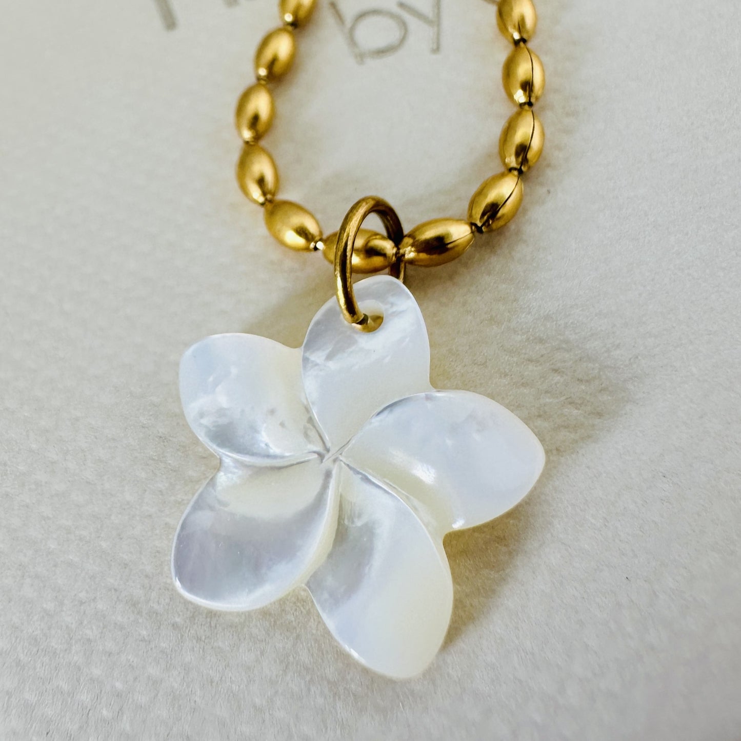 Perlmutt Frangipani mit Olivenkette