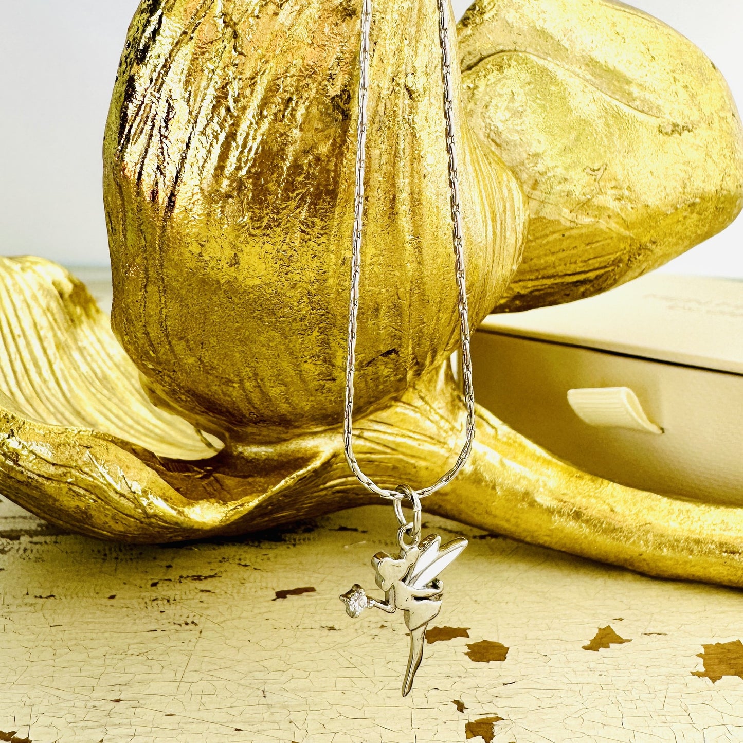 Fee mit gehämmerter Kette