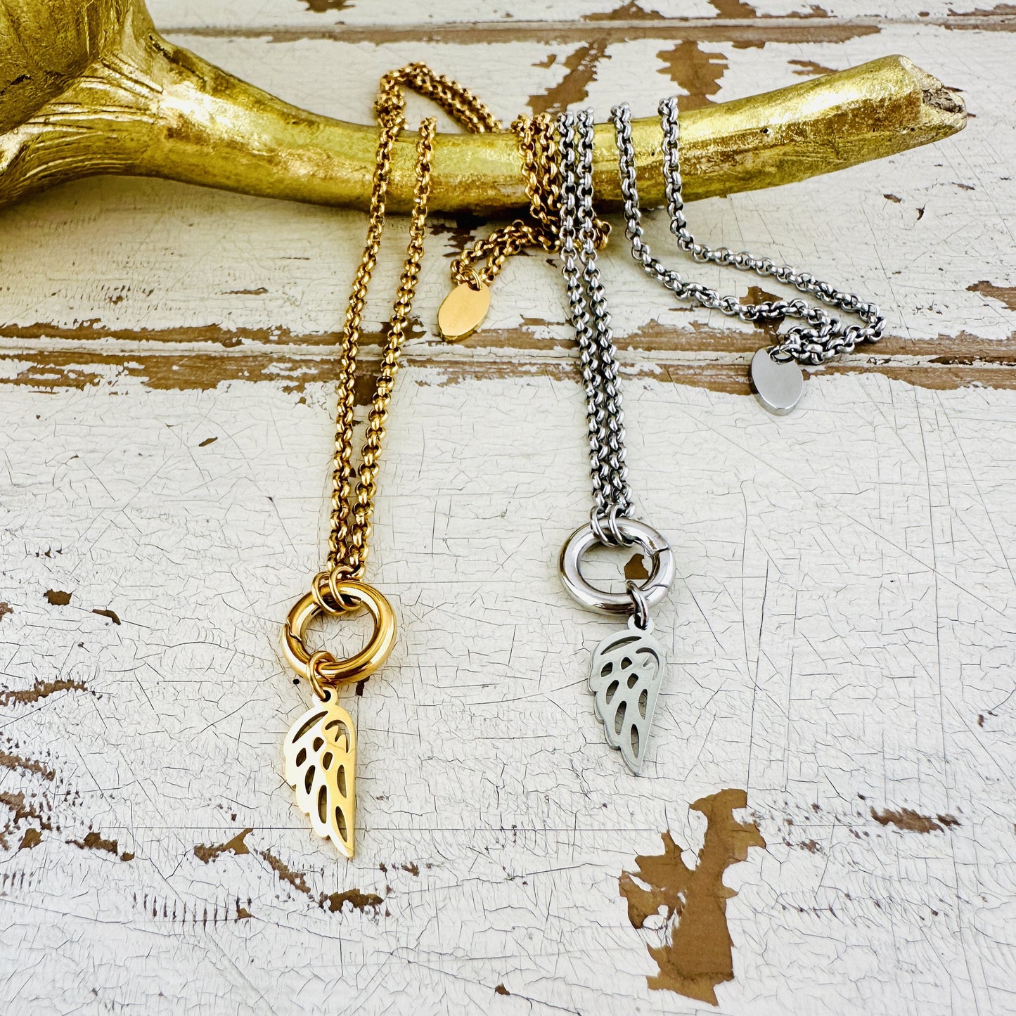 Charmkette mit Karabiner mit Engelsflügel Charm