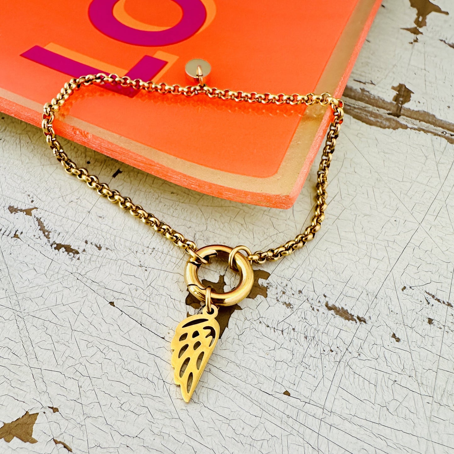 Charmarmband mit Engelsflügel