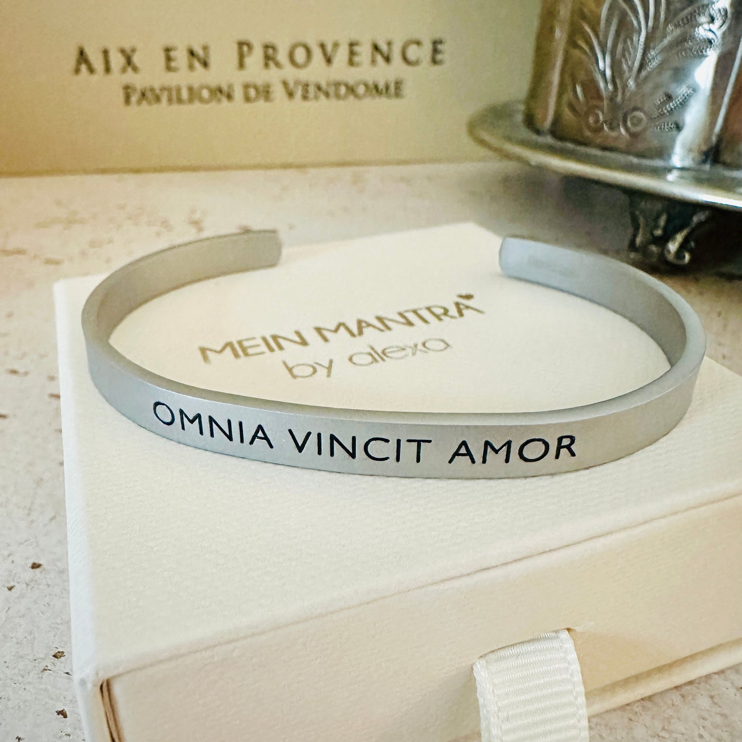 ARMREIF - OMNIA VINCIT AMOR