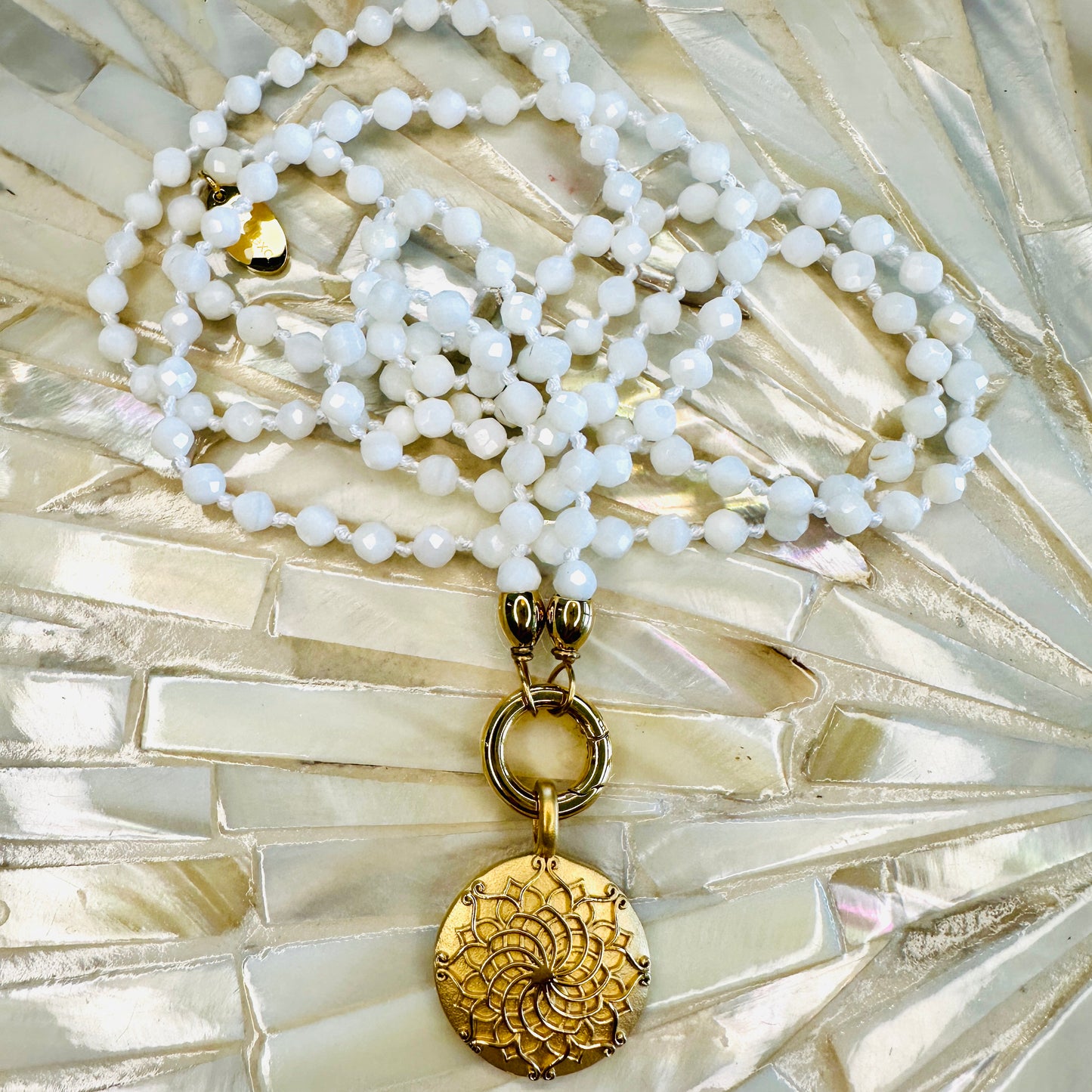 Edelsteinkette Perlmutt - Mandala "GRENZENLOS. STILL. STARK."