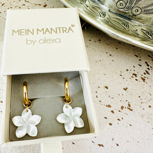 Hoop - mit Perlmutt Frangipaniblüten Charm