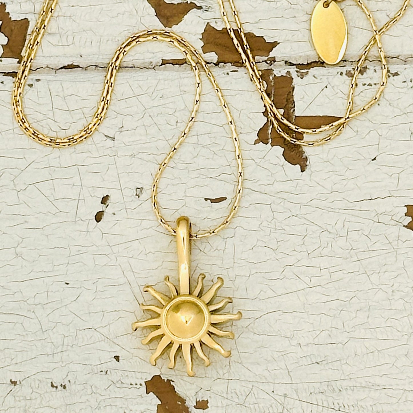 Sonne mit gehämmerter Kette