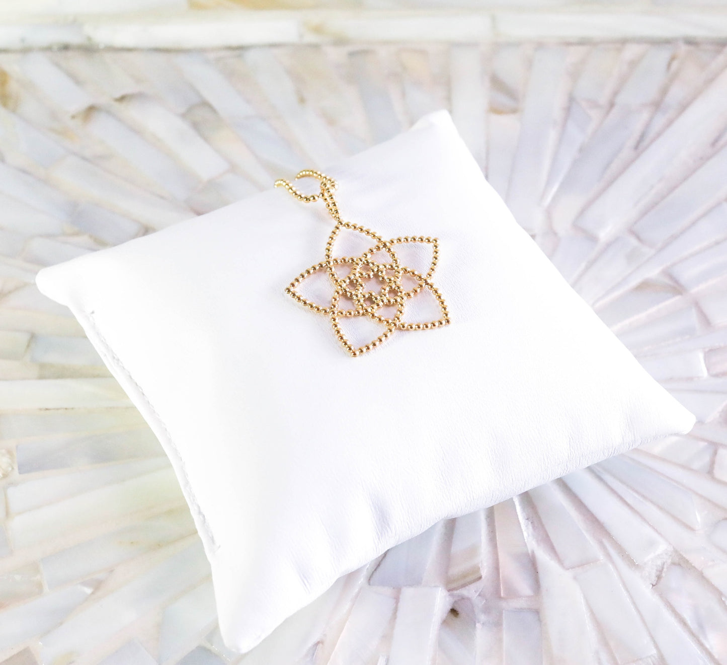 Venusblume mit Kugelkette