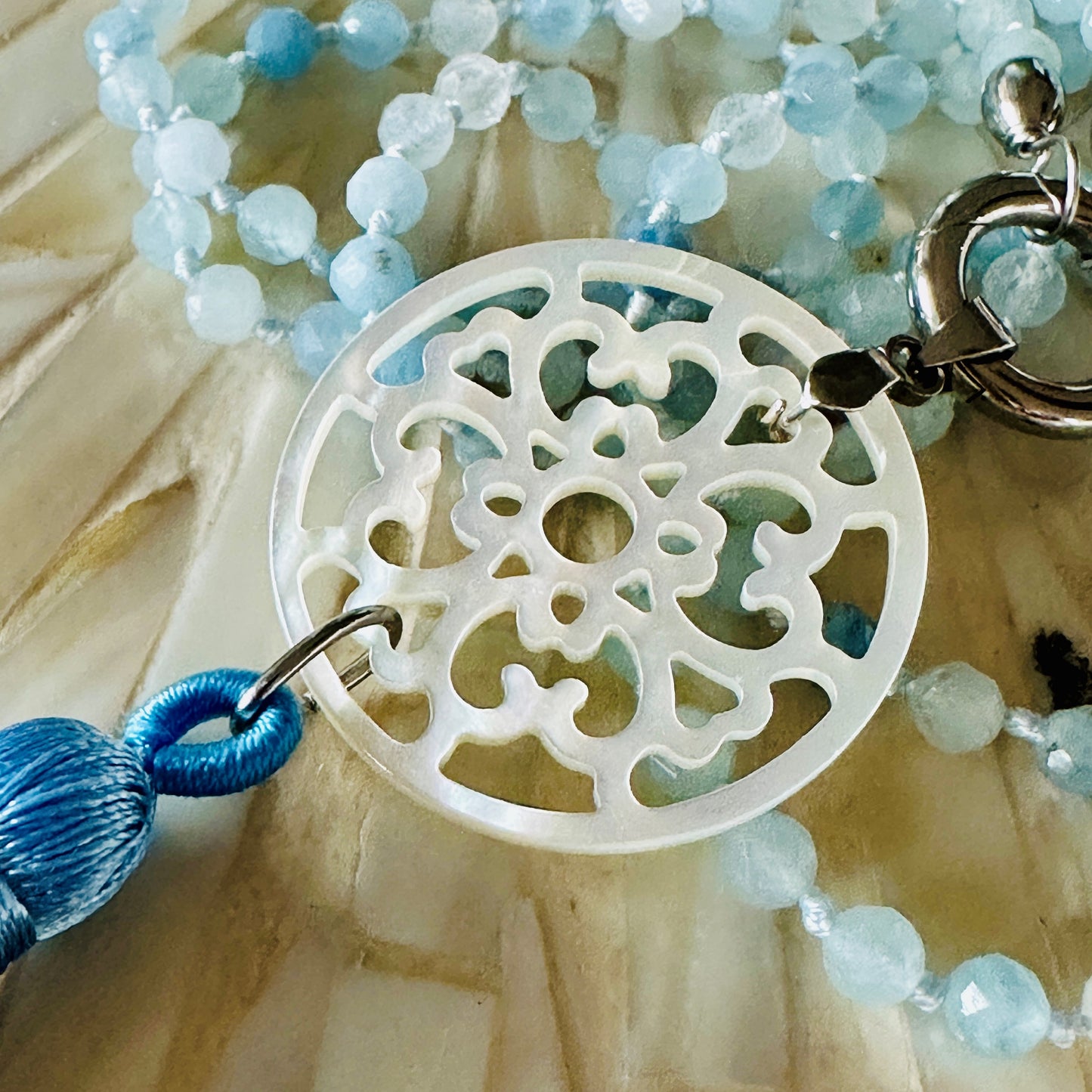 "Perlmutt-Mandala mit Quaste" mit Aquamarin Edelsteinkette