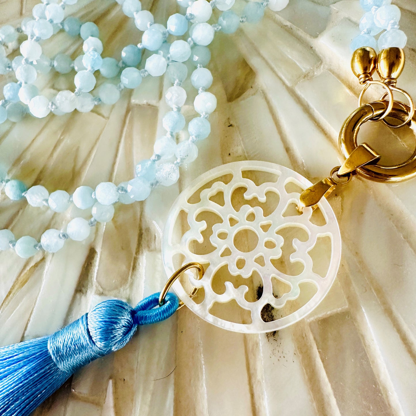 "Perlmutt-Mandala mit Quaste" mit Aquamarin Edelsteinkette