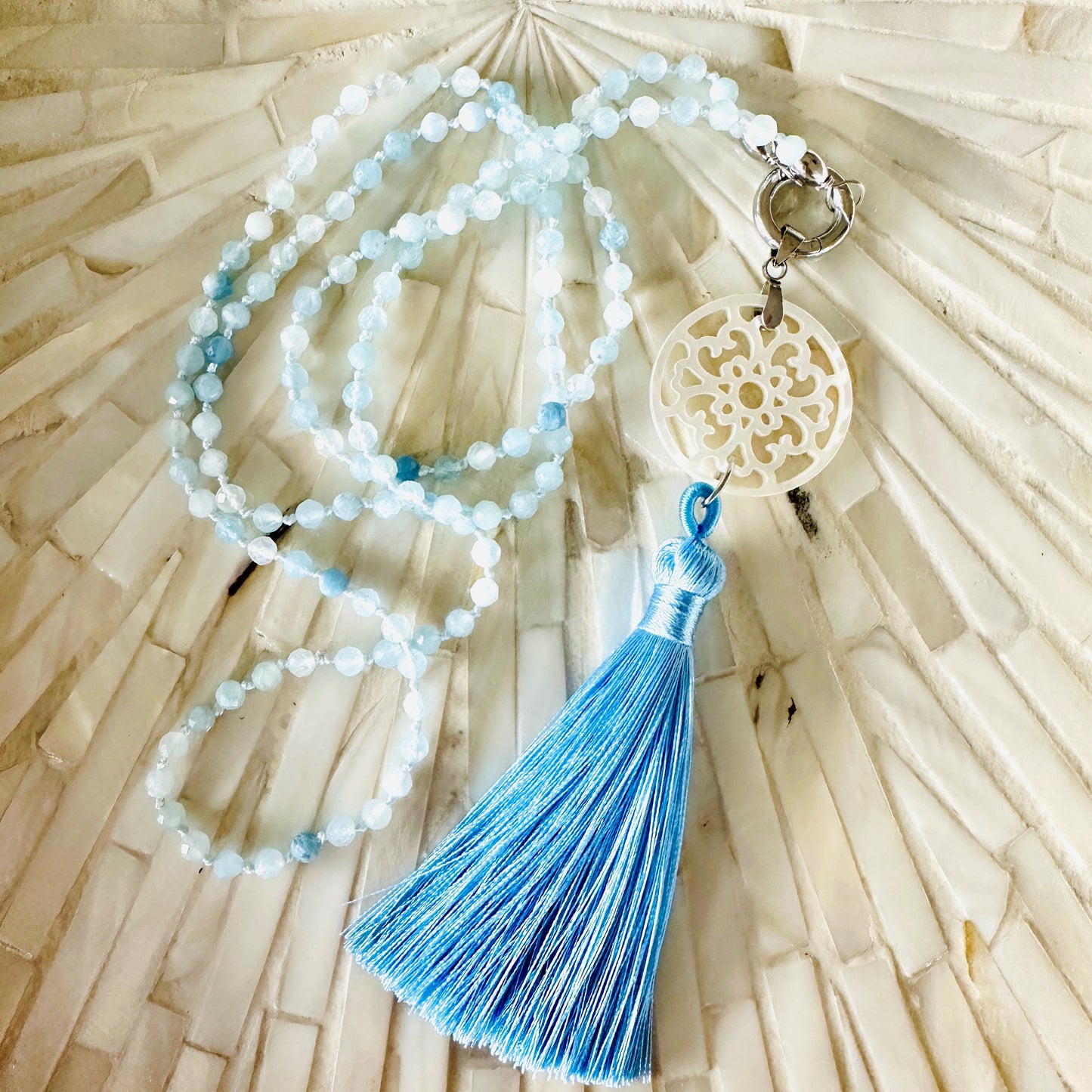 "Perlmutt-Mandala mit Quaste" mit Aquamarin Edelsteinkette