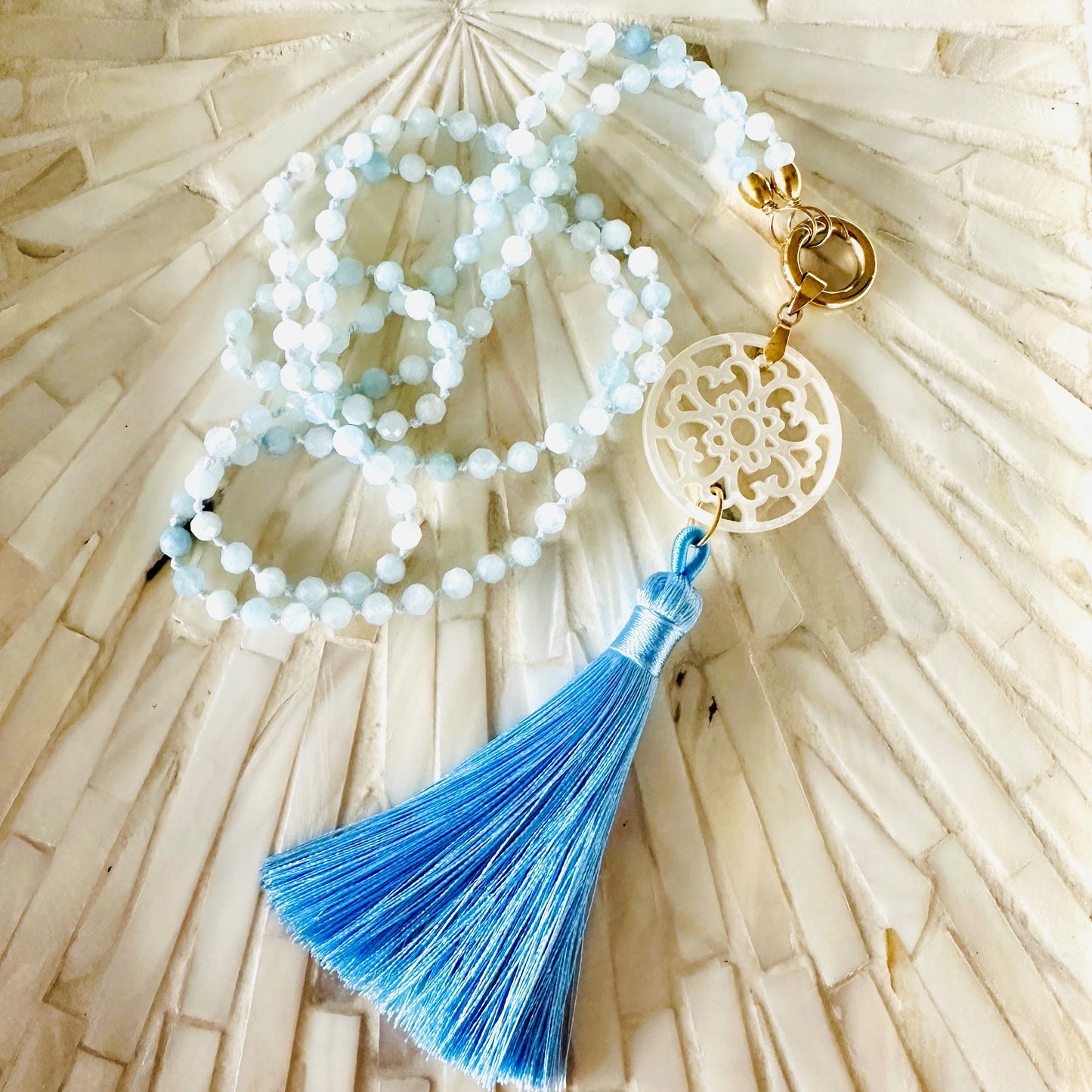 "Perlmutt-Mandala mit Quaste" mit Aquamarin Edelsteinkette