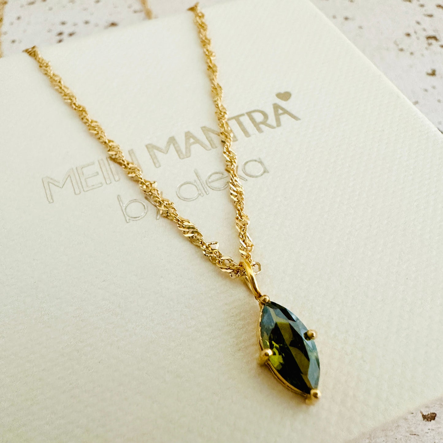 Geburtsstein August mit Wellenkette