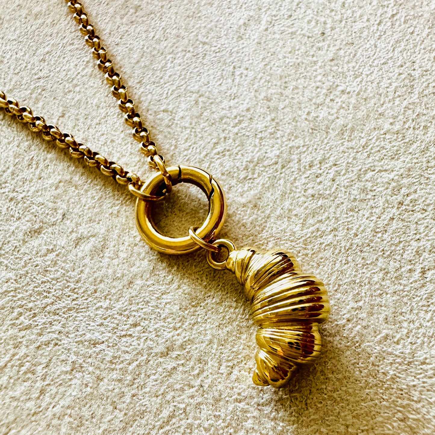 Charmkette mit Karabiner mit Croissant Charm
