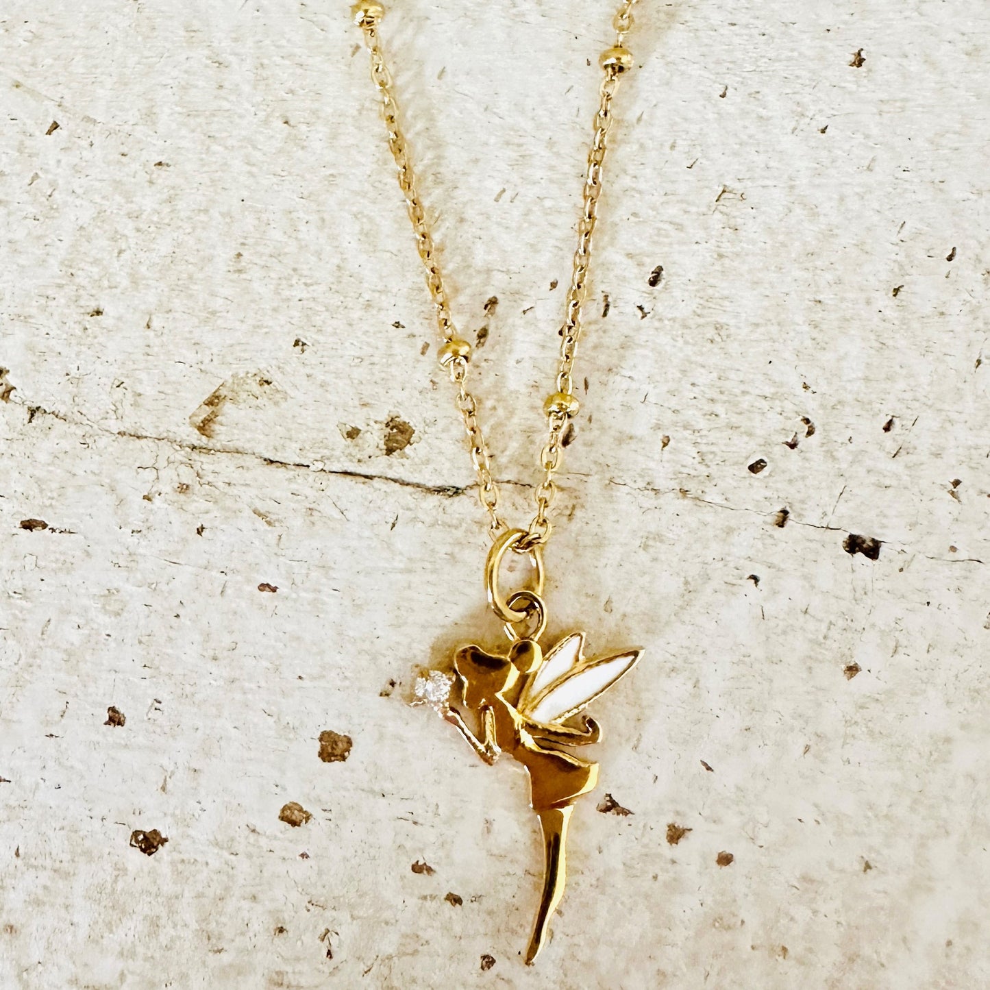 Fee mit Satelliten Kette