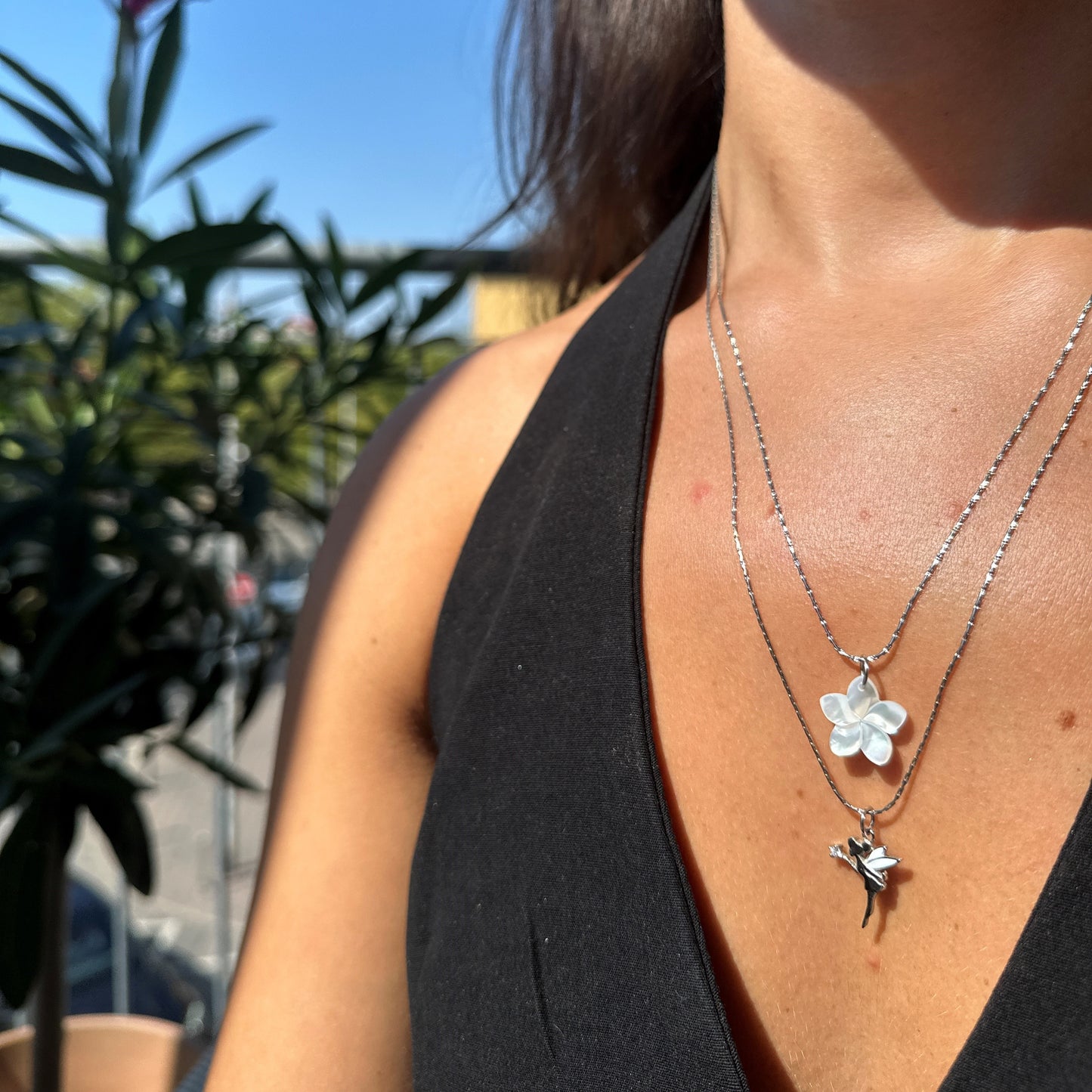 Perlmutt Frangipani mit gehämmerter Kette