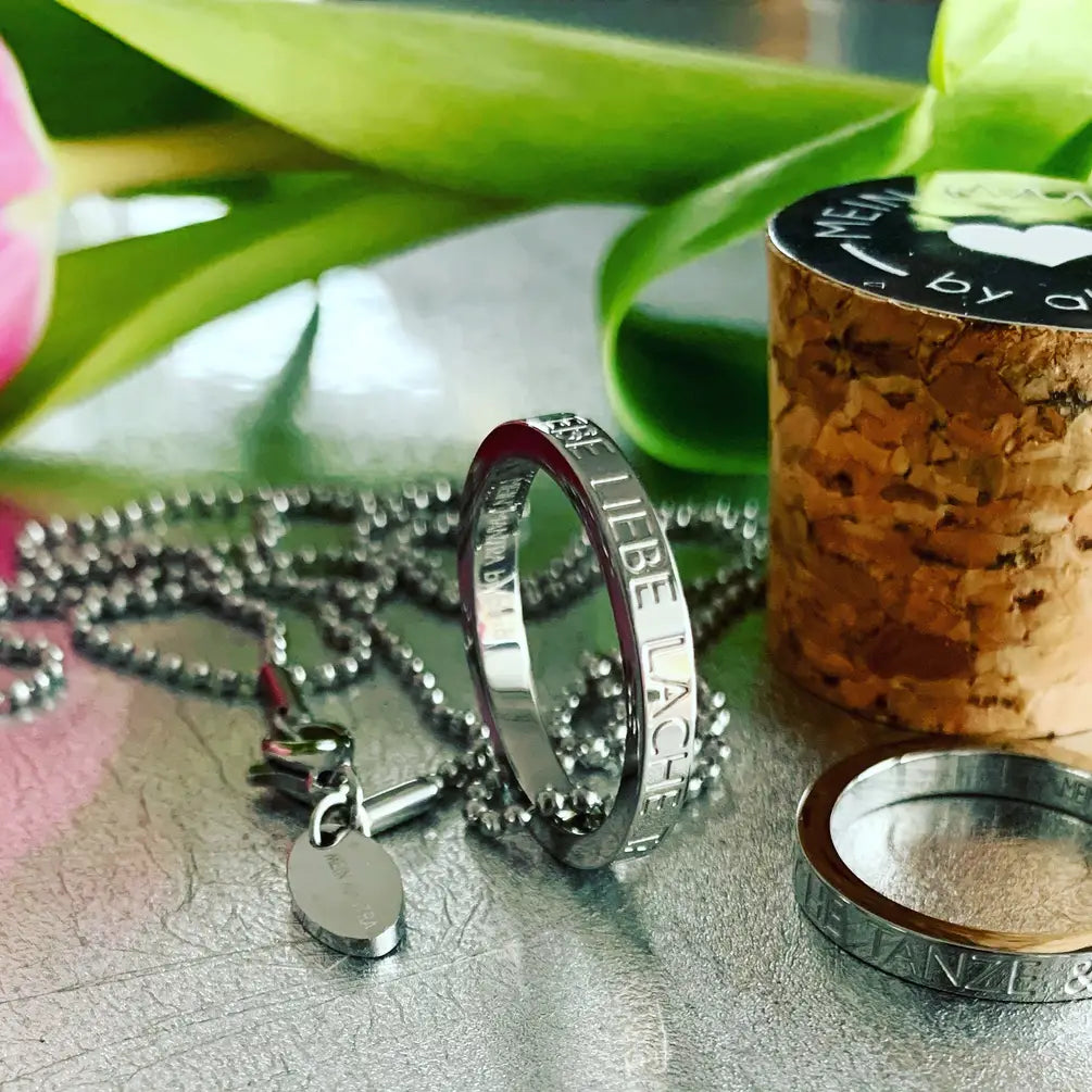 Mantraring - LEBE LIEBE LACHE TANZE & SINGE