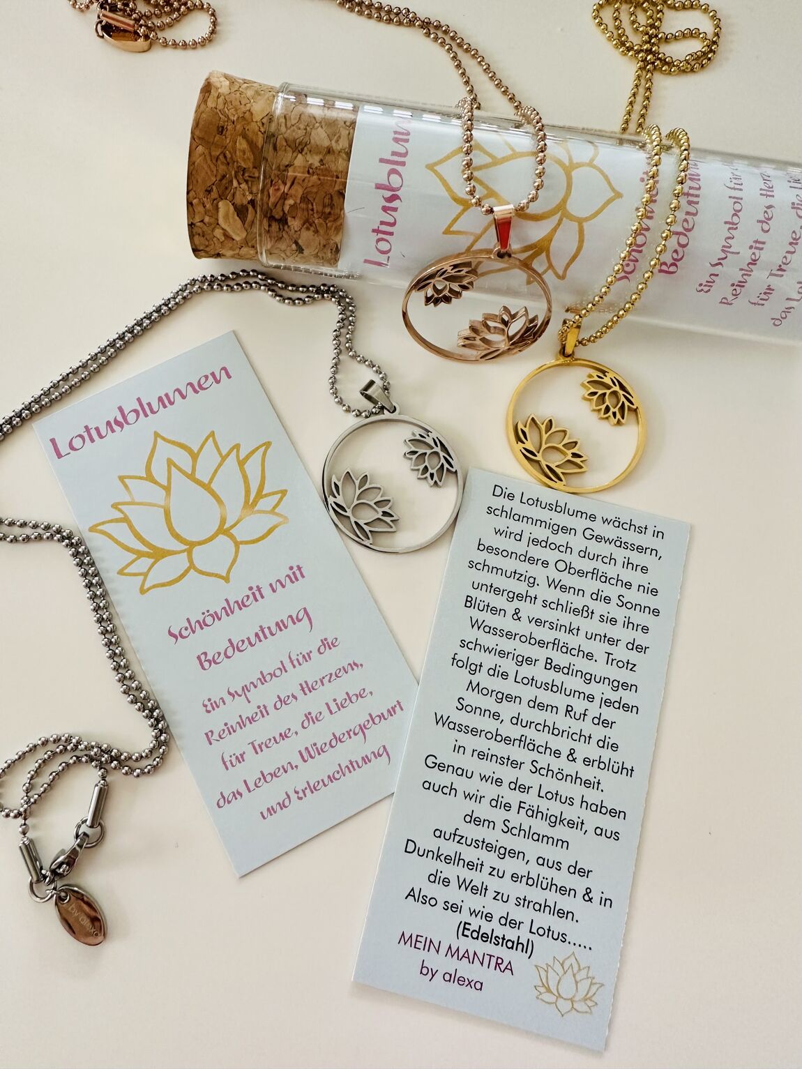 Lotusblume mit Kugelkette