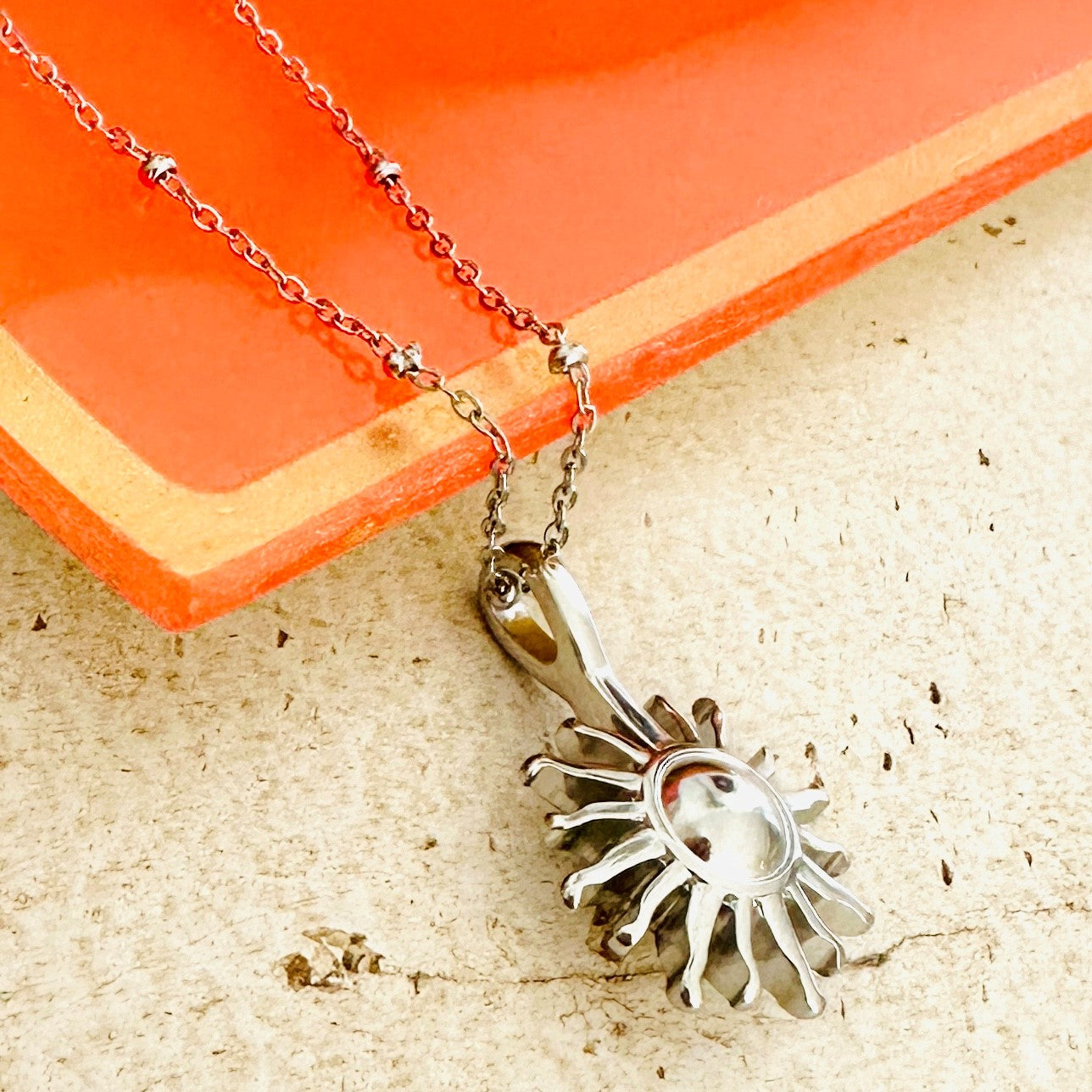 Sonne mit Satellitenkette