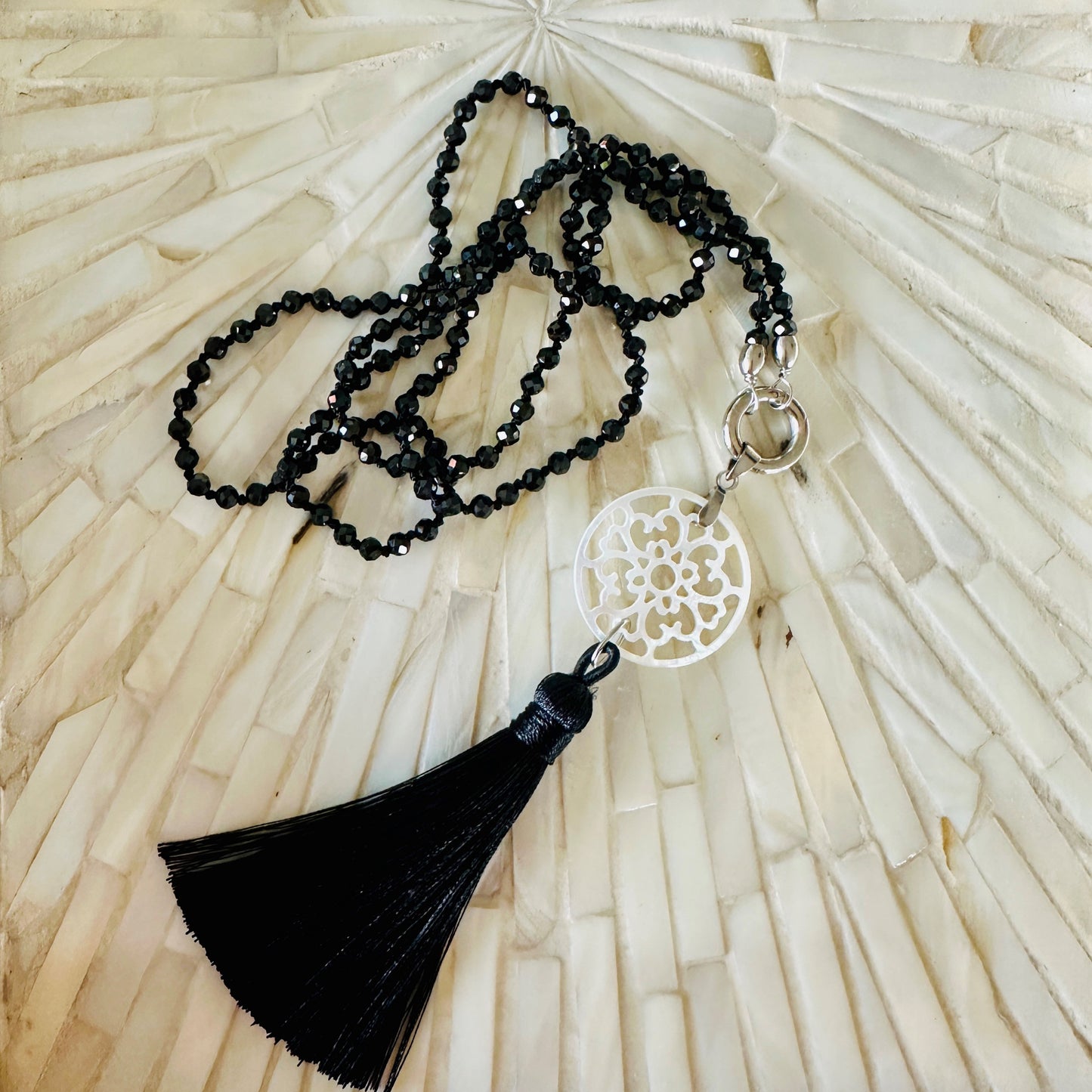 "Perlmutt-Mandala mit Quaste" mit Spinell Edelsteinkette