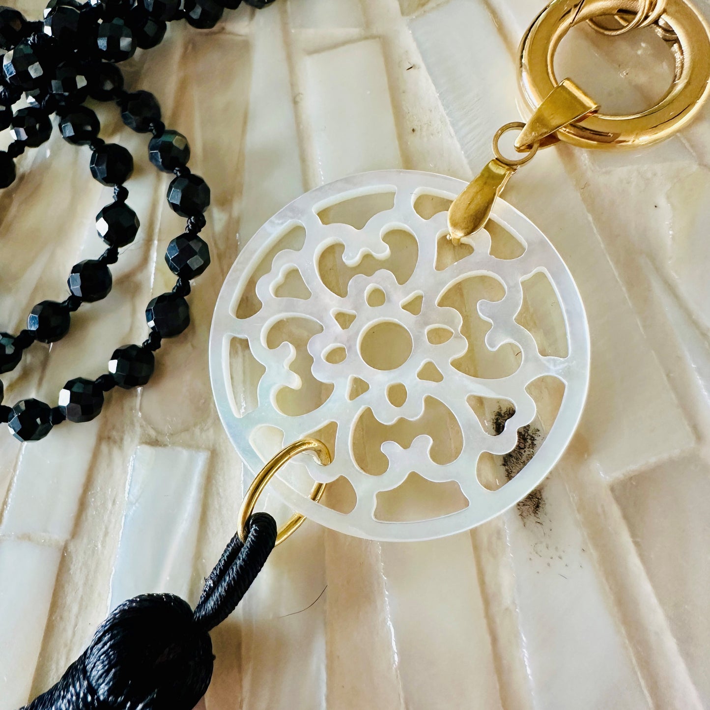"Perlmutt-Mandala mit Quaste" mit Spinell Edelsteinkette