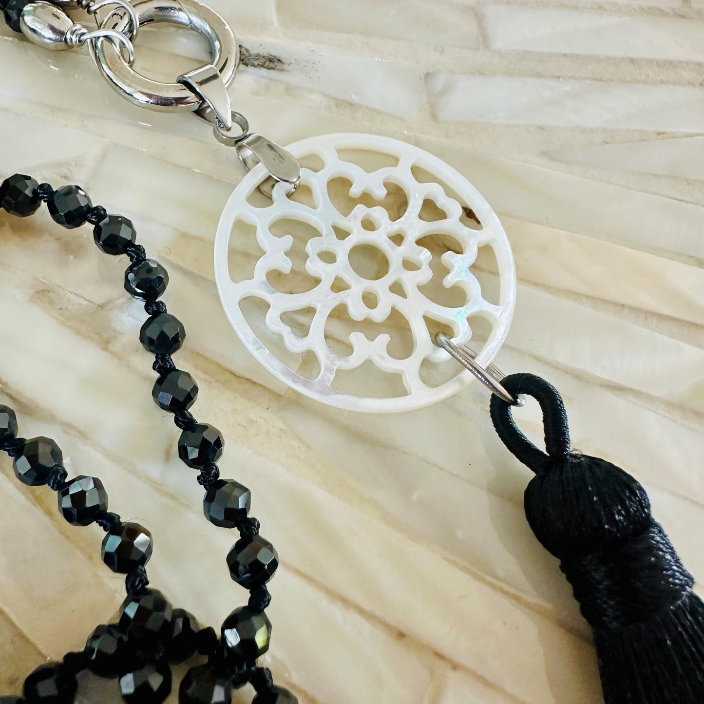 "Perlmutt-Mandala mit Quaste" mit Spinell Edelsteinkette