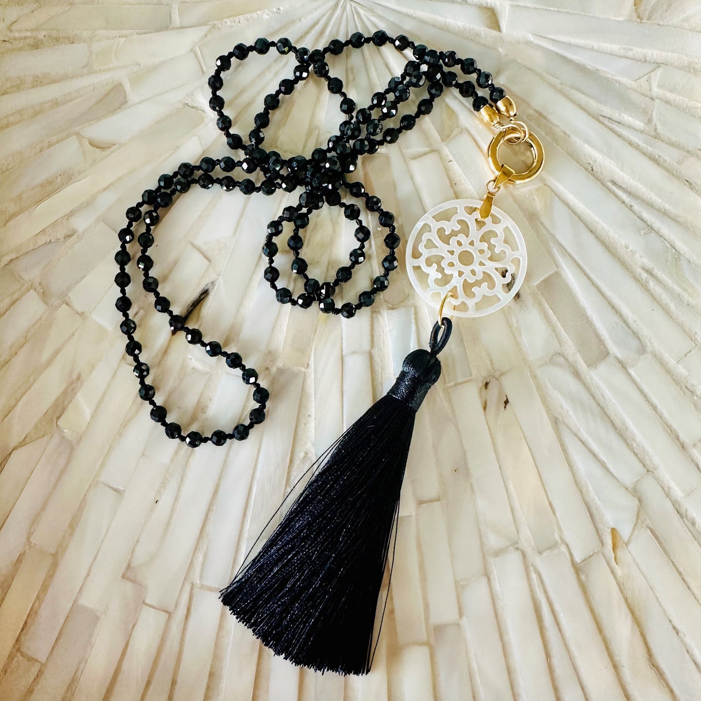 "Perlmutt-Mandala mit Quaste" mit Spinell Edelsteinkette