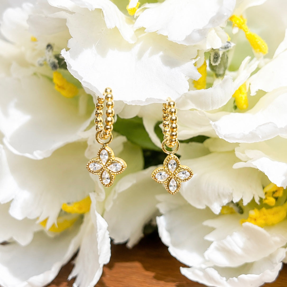 Klare Blüten Charms mit Hoop Ohrringen