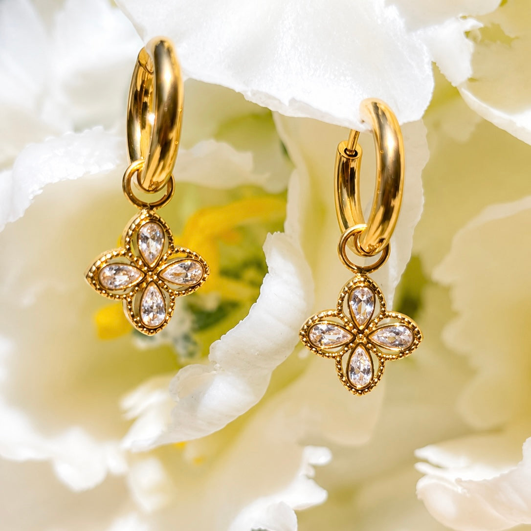 Klare Blüten Charms mit Hoop Ohrringen
