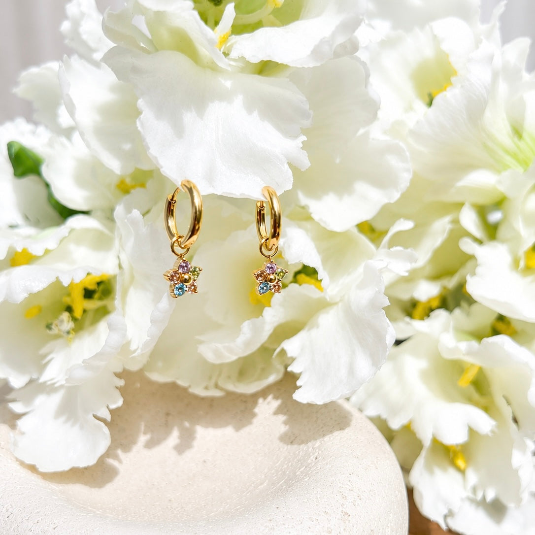 Bunte Blüten mit Hoop Ohrringen