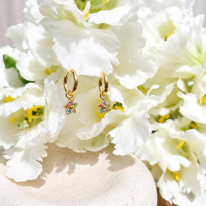 Bunte Blüten mit Hoop Ohrringen