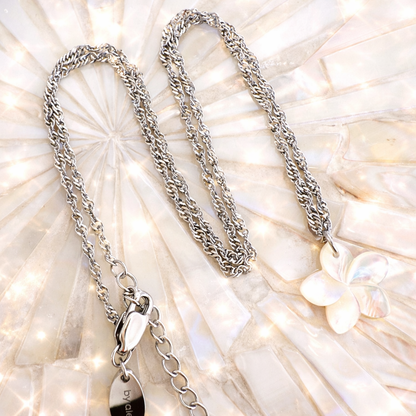 Perlmutt Frangipani mit Wellen-Kette