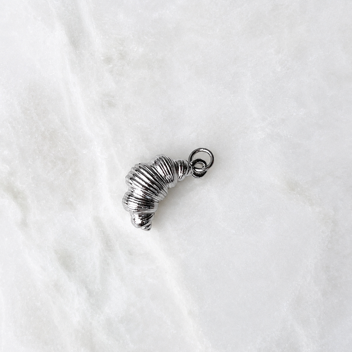 Croissant Charm – Edelstahl von meinmantra – Ansicht 2