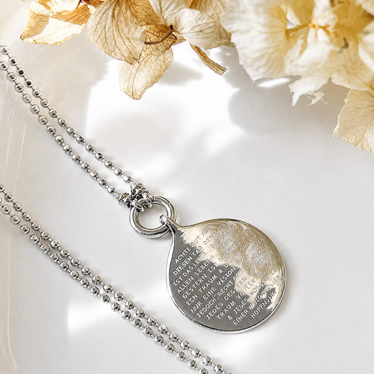 "ACHTE GUT" Anhänger mit "Diamond Cut" Kugelkette und Rundkarabiner