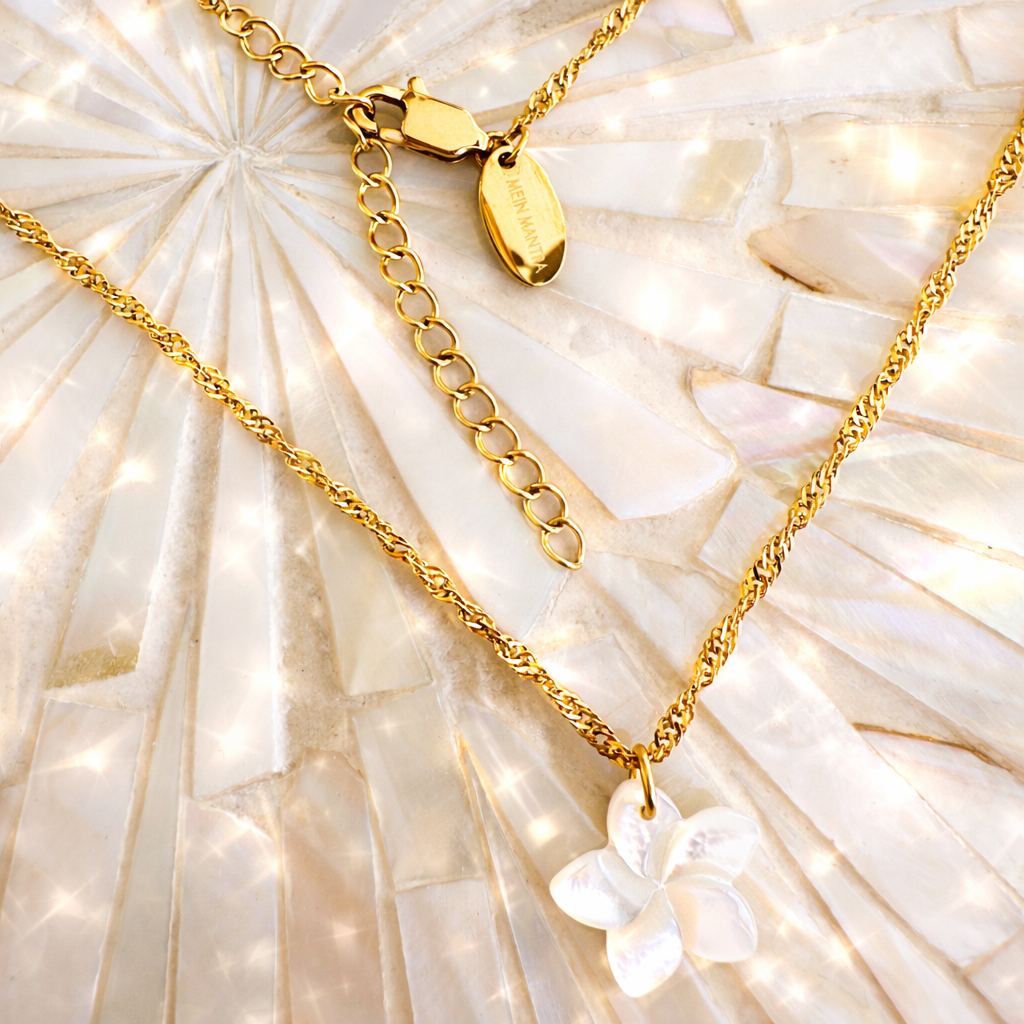 Perlmutt Frangipani mit Wellen-Kette