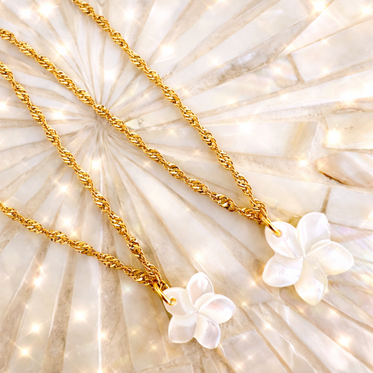Perlmutt Frangipani mit Wellen-Kette