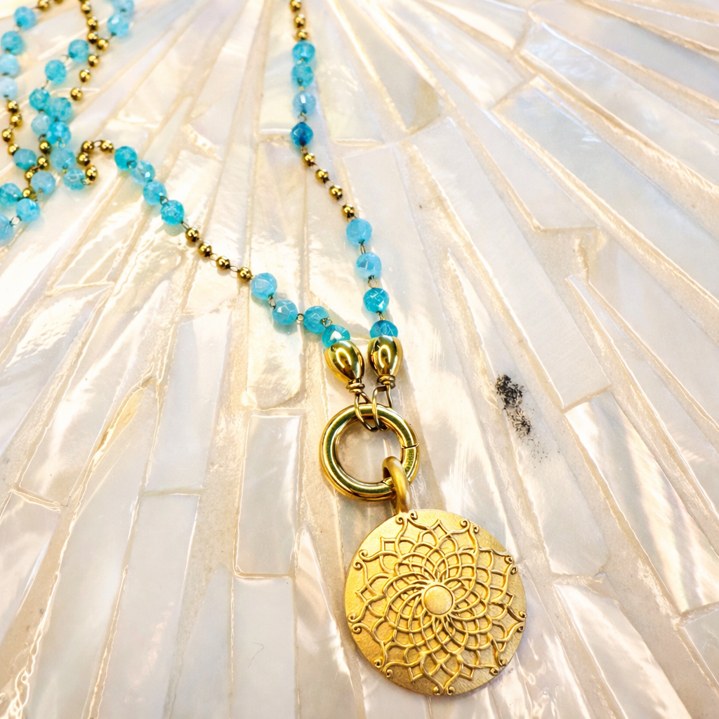 Edelsteinkette Chalcedon Türkis - Mandala "GRENZENLOS. STILL. STARK."