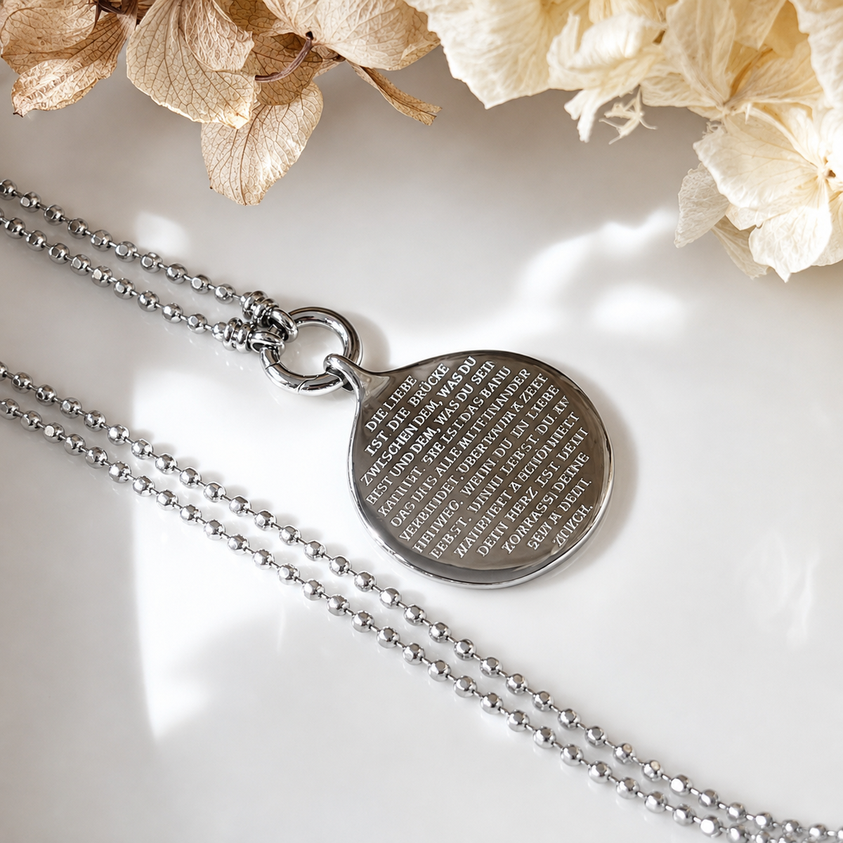 "DIE LIEBE IST" Anhänger mit "Diamond Cut" Kugelkette und Rundkarabiner