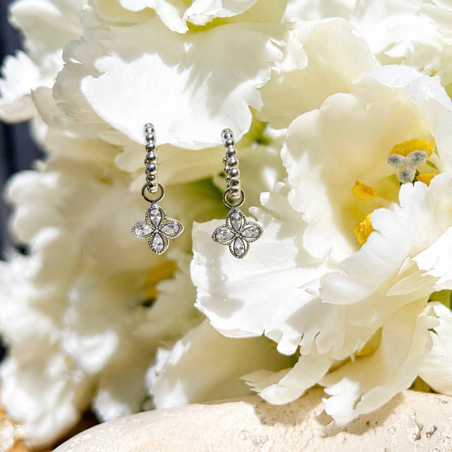 Klare Blüten Charms mit Hoop Ohrringen