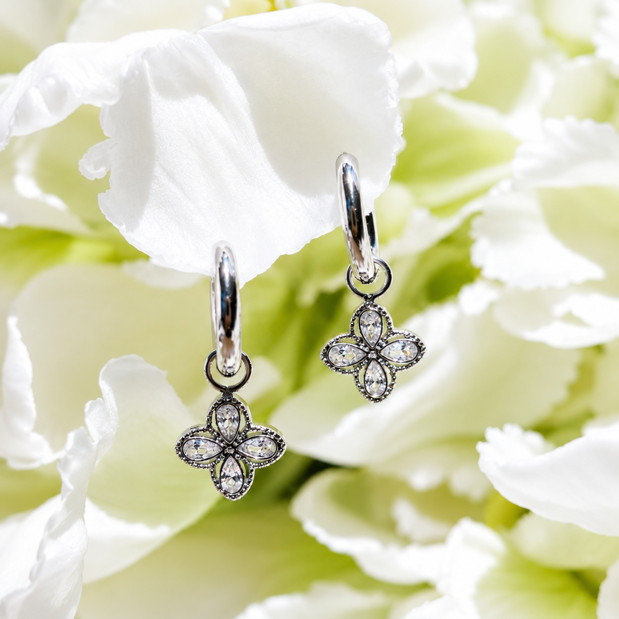 Klare Blüten Charms mit Hoop Ohrringen