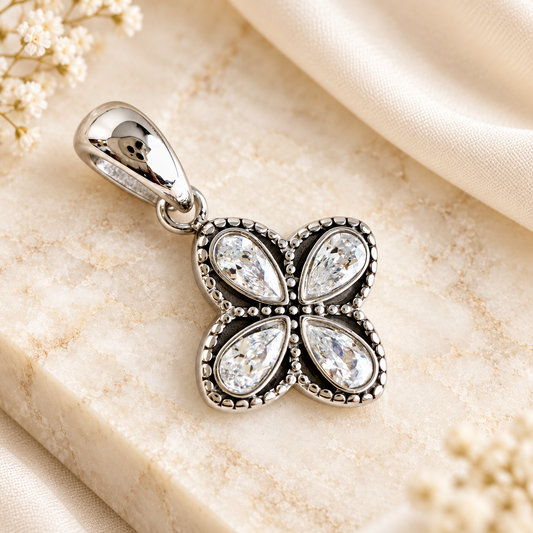 KLARER BLÜTEN-ANHÄNGER MIT CZ ZIRKONIA