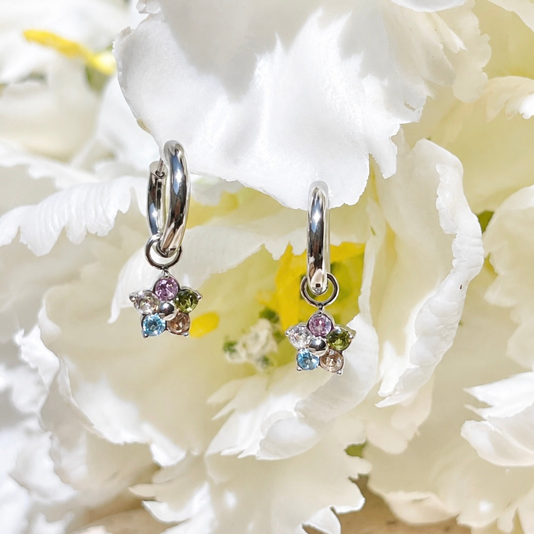 Bunte Blüten mit Hoop Ohrringen