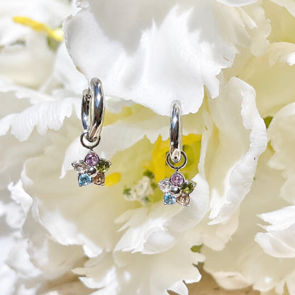 Bunte Blüten mit Hoop Ohrringen