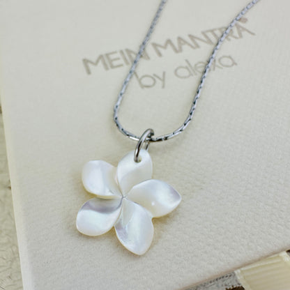Perlmutt Frangipani mit gehämmerter Kette