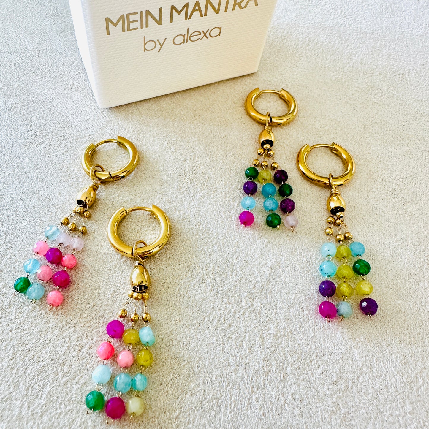 Hoop - Ohrringe mit buntem Chalcedon Charm