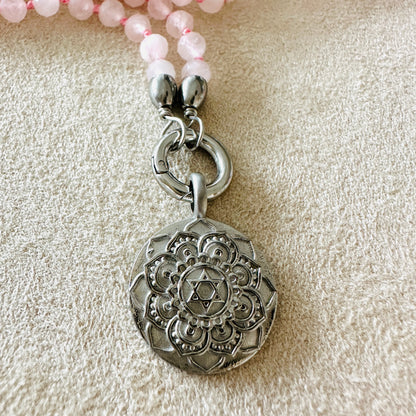 Edelsteinkette Rosenquarz - Mandala "Ich Liebe"