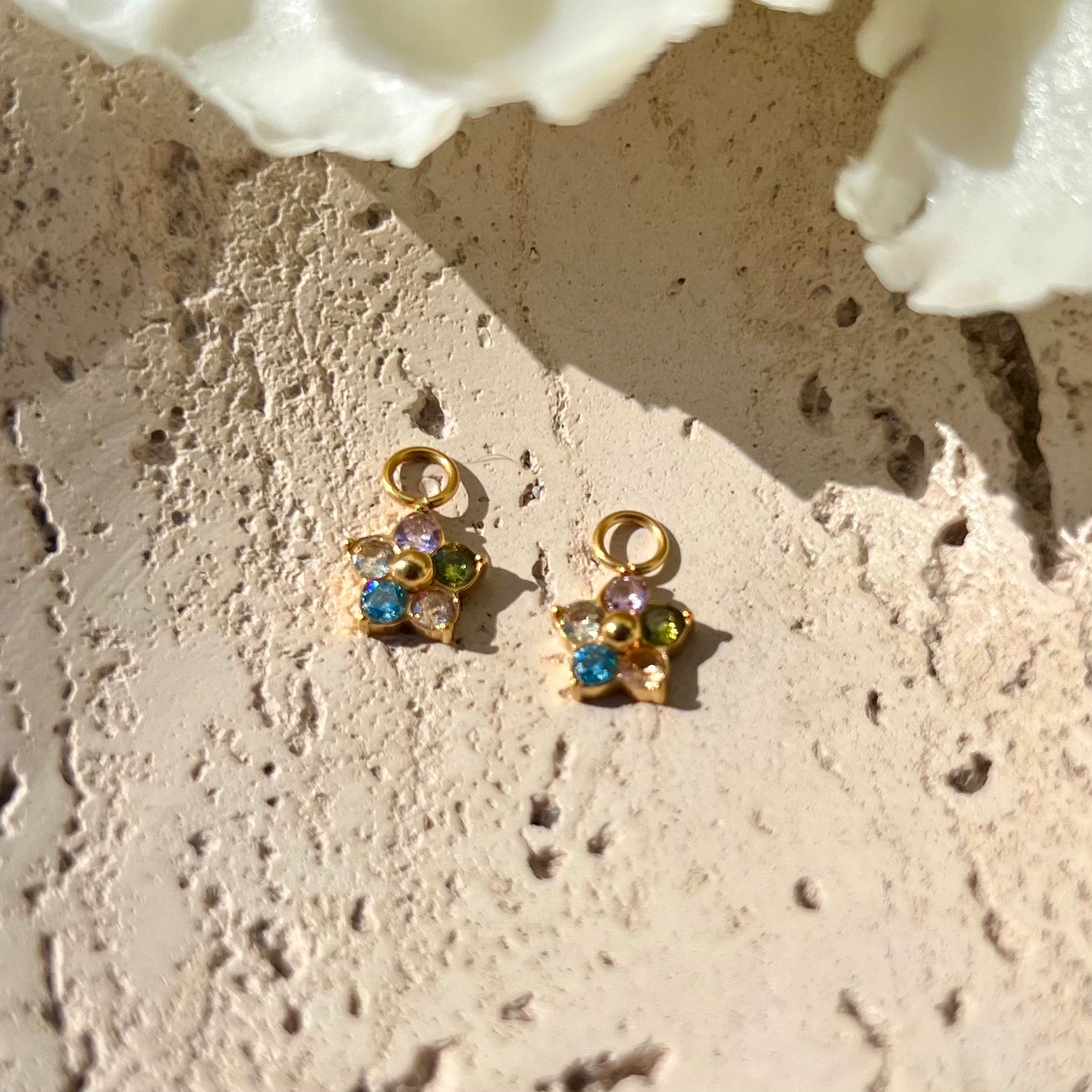 Bunte Blüten-Charms für Hoops mit CZ Zirkonia