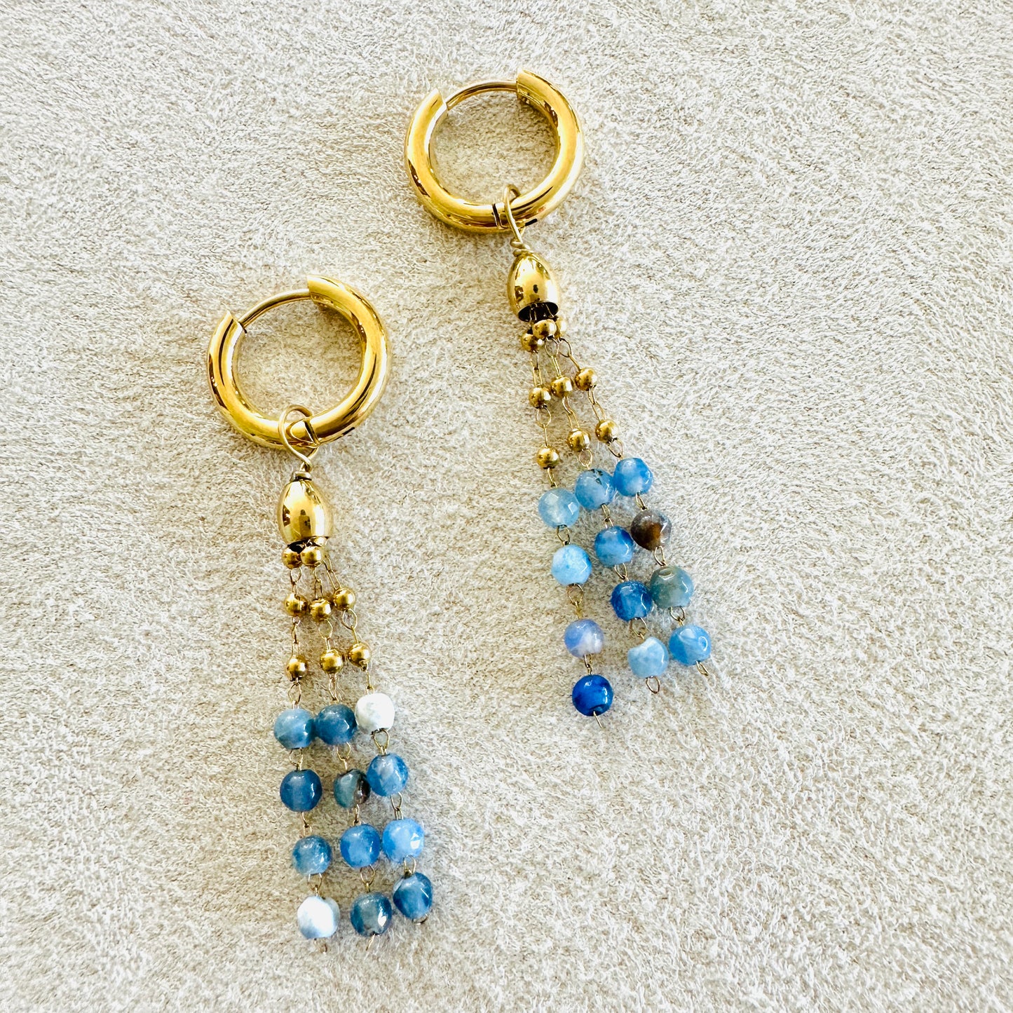 Hoop - Ohrringe mit blauem Chalcedon Charm