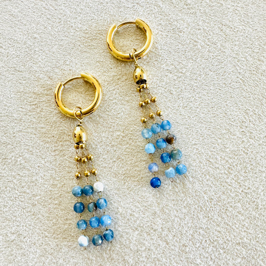 Hoop - Ohrringe mit blauem Chalcedon Charm