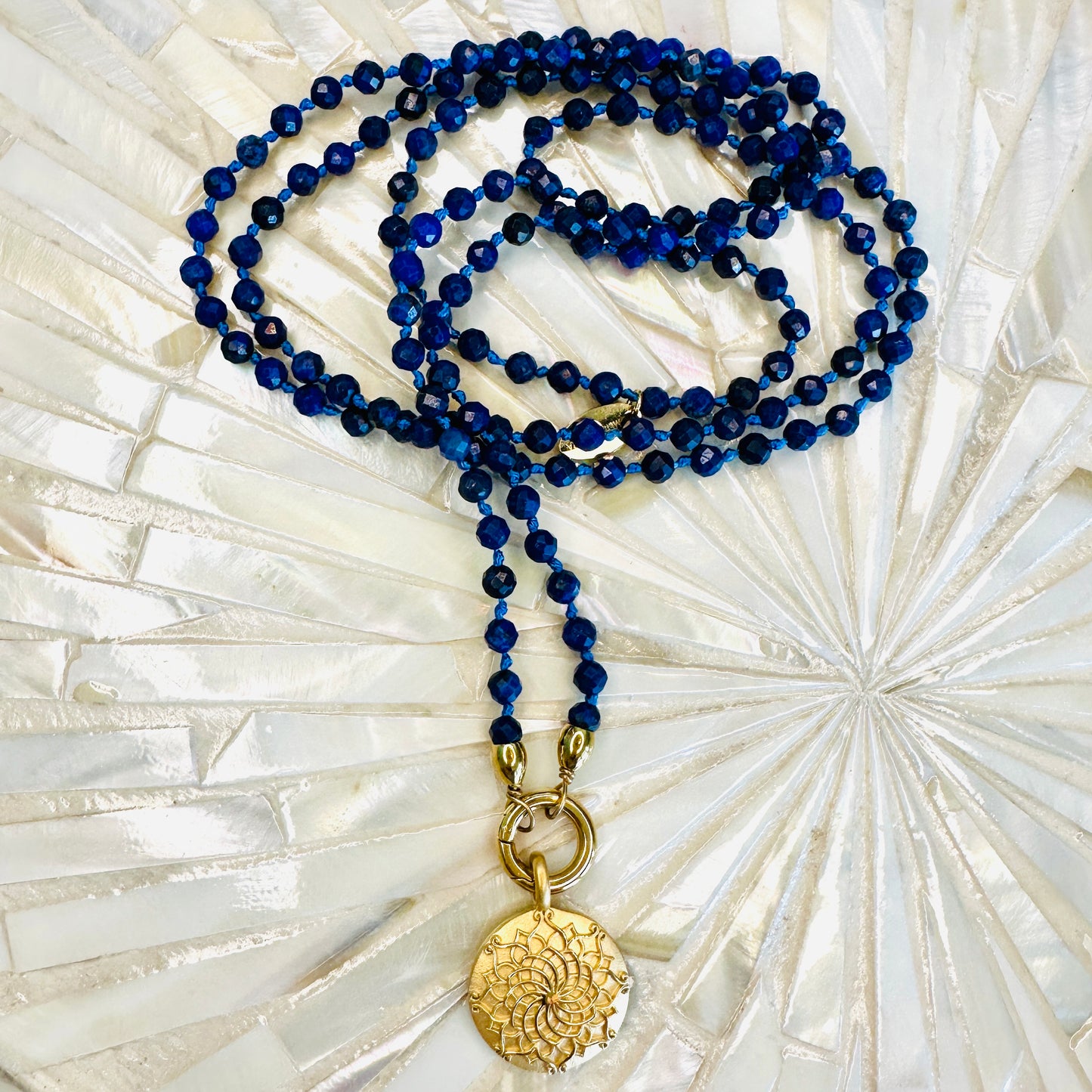 Edelsteinkette Lapislazuli - Mandala "GRENZENLOS. STILL. STARK."