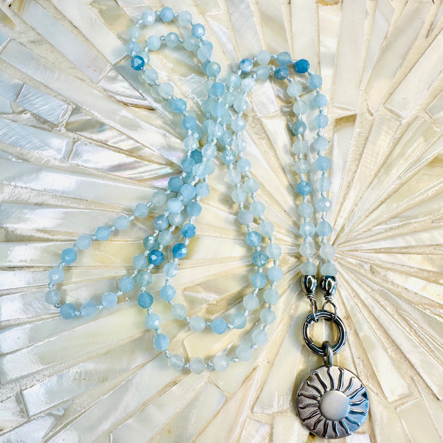 Edelsteinkette Aquamarin - Mandala "SONNENSEELE"