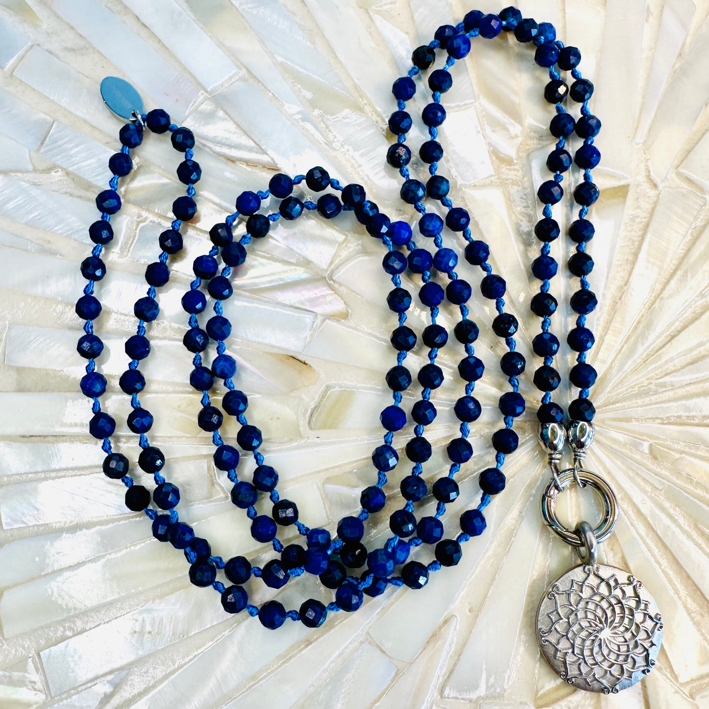 Edelsteinkette Lapislazuli - Mandala "GRENZENLOS. STILL. STARK."